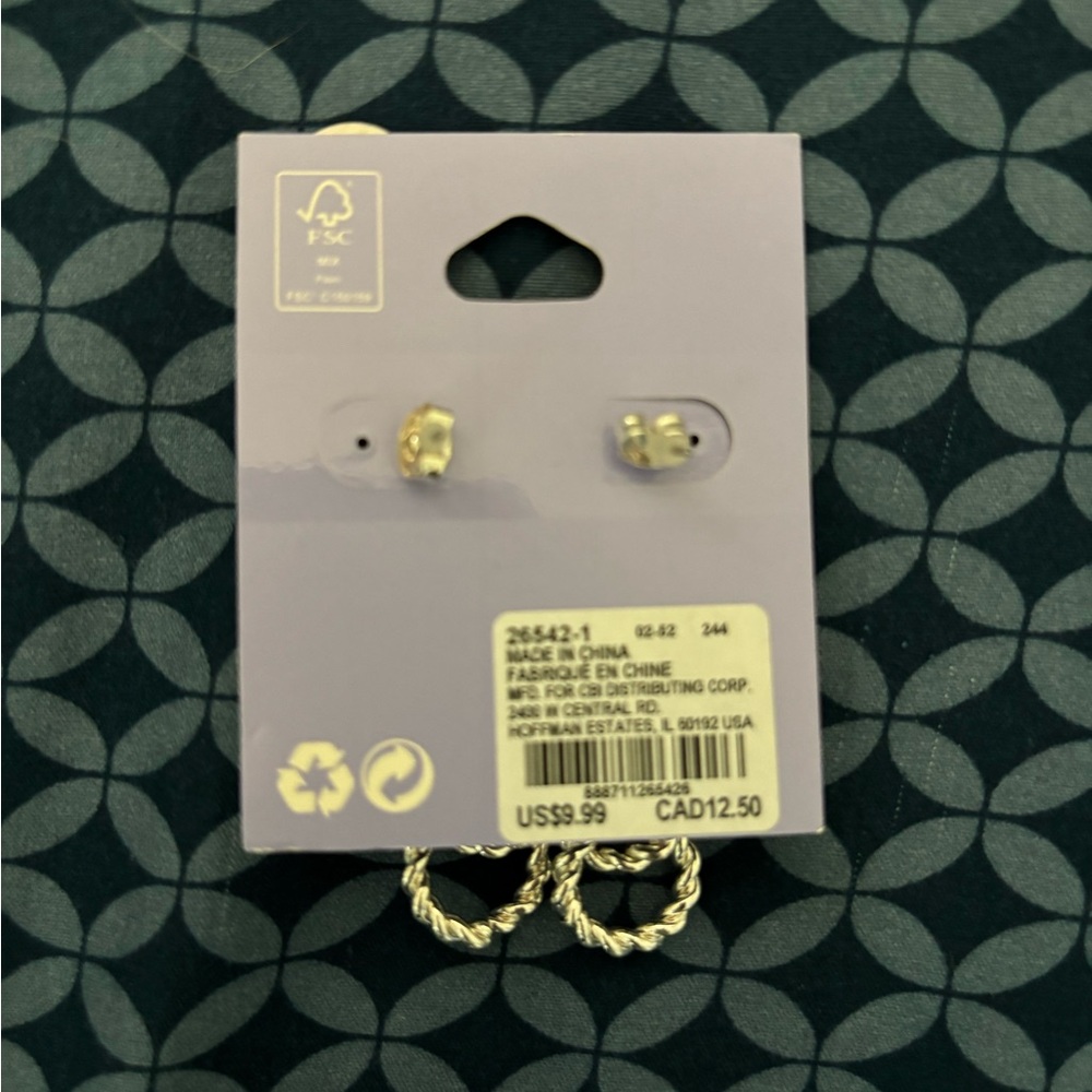 NWT Claire's Silver Small Twisted Layered Link Earrings - Picture 3 of 3